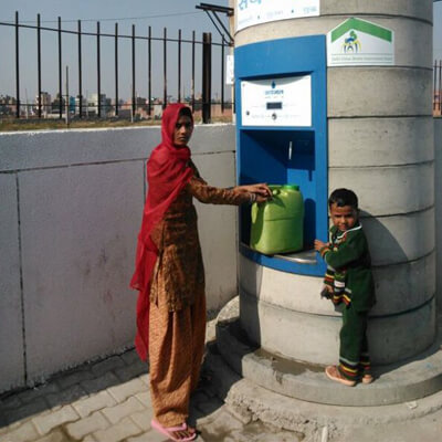 women-using-sarvajal-water-atm-in-slum-area